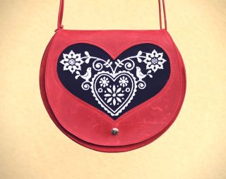 🔵🟢V neděli jedu na Třebíčský flerjarmark 🟢🔵 Dovezu nejen tuto vyšívanou novinku - červenou kabelku Lioru! Liora je pro...