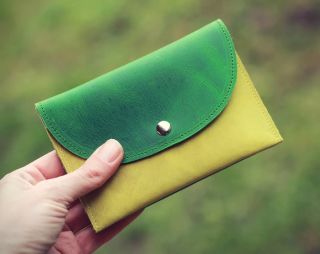 🟢🟡Barevný výbuch v eshopu🟡🟢 Podařilo se mi sehnat parádní novou barvu kůže na peněženky a kabelky...limetkovou! Takže jsem...