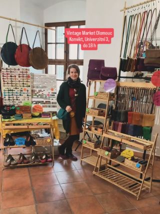 🟠🟡Dnes Vintage Market Olomouc🟡🟠 Zatím se teda trochu obávám, jestli to není můj další letošní jarmarkový omyl...lidí moc...